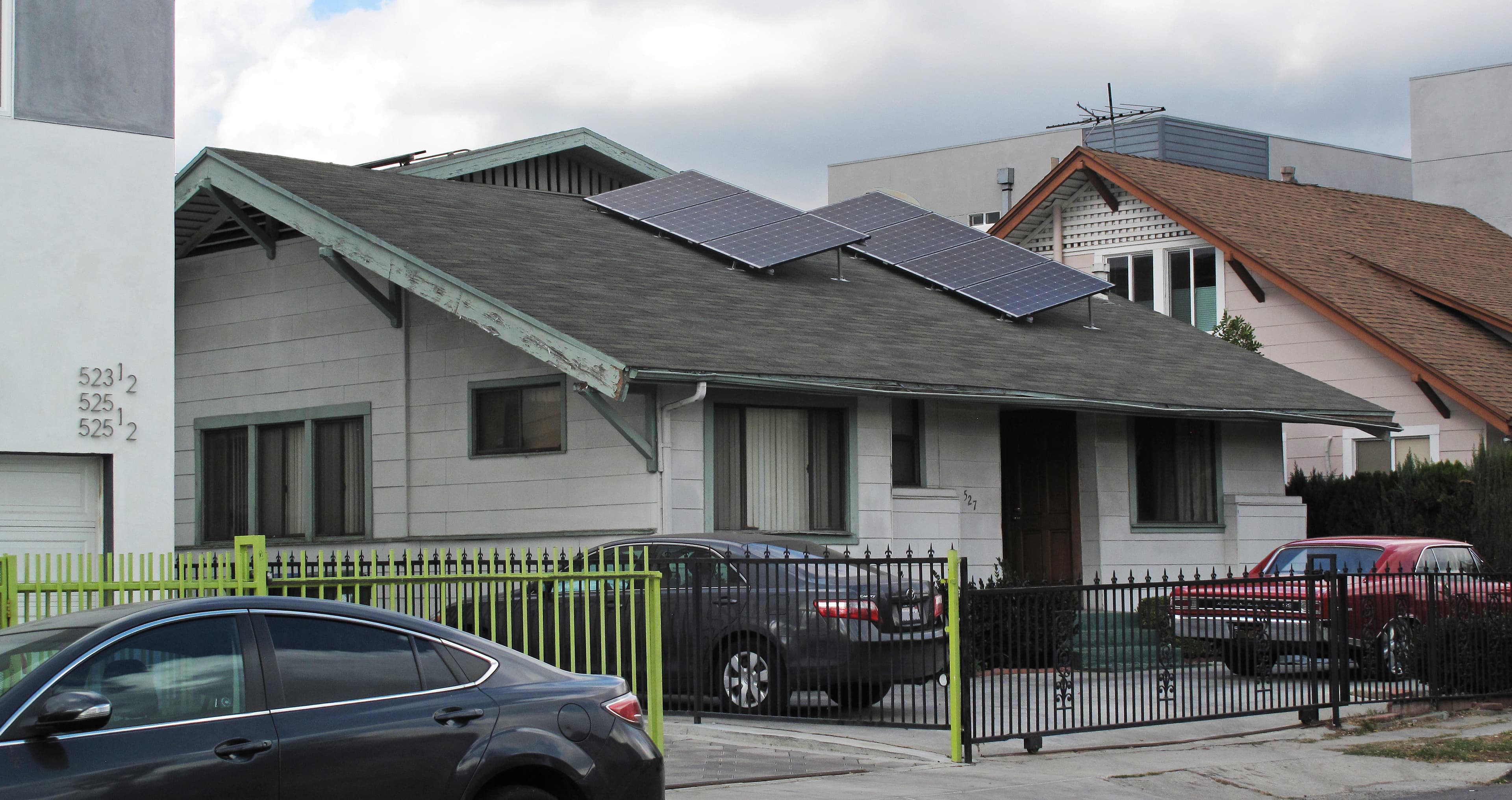 Einfamilienhaus mit auf dem Satteldach montierter Photovoltaikanlage im Sonnenlicht